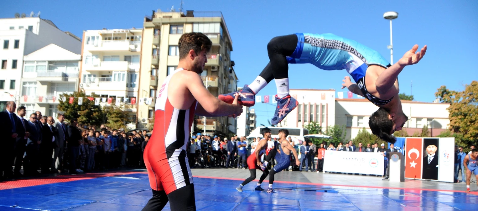 Manisa\'da Amatör Spor Haftası Etkinlikleri Kortej Yürüyüşüyle Başladı