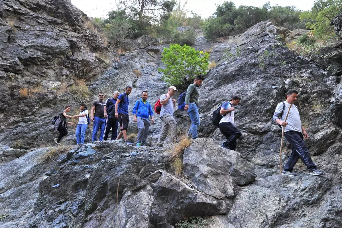 Odak, Karaçay Şelalesi\'ne Doğa Yürüyüşü Düzenledi