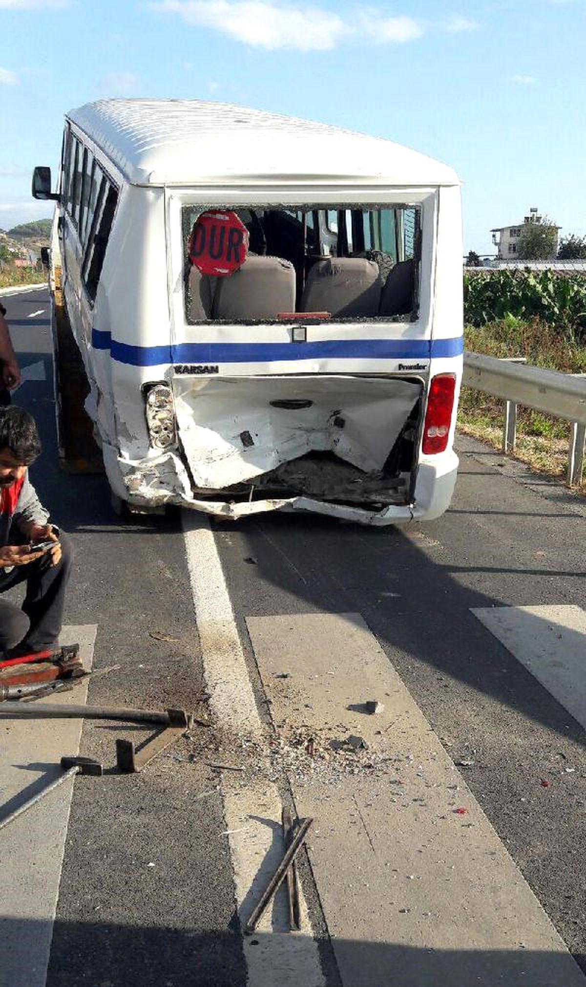 Öğrenci Servisiyle Otomobil Çarpıştı: 1 Ölü, 9 Yaralı