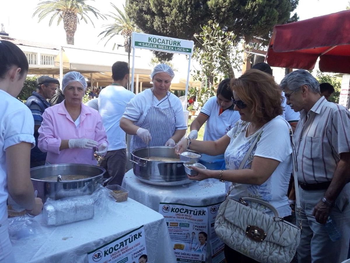 Özel Okul Öğrencileri Aşure Dağıttı