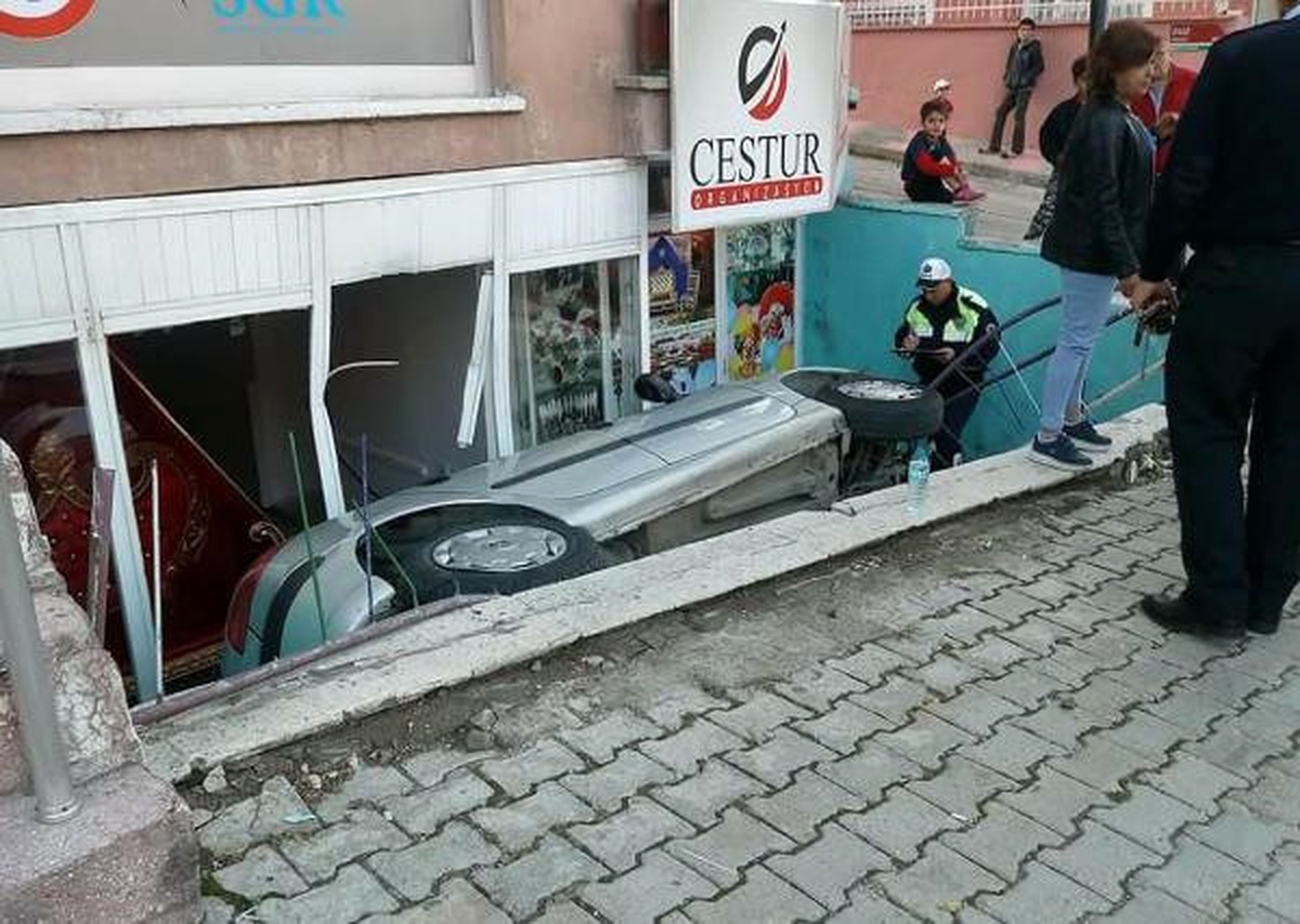 Park Etmeye Çalıştığı Otomobille 3 Metrelik Boşluğa Düştü