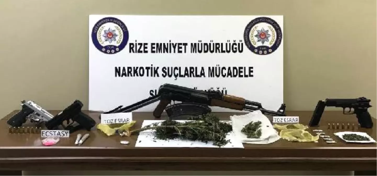 Rize\'de Yol Kontrolünde Kaçak Silah ve Uyuşturucu Ele Geçirildi