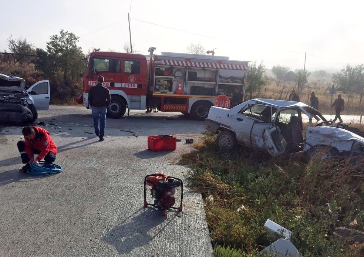 Sındırgı\'de Trafik Kazası: 1 Ölü, 2 Yaralı