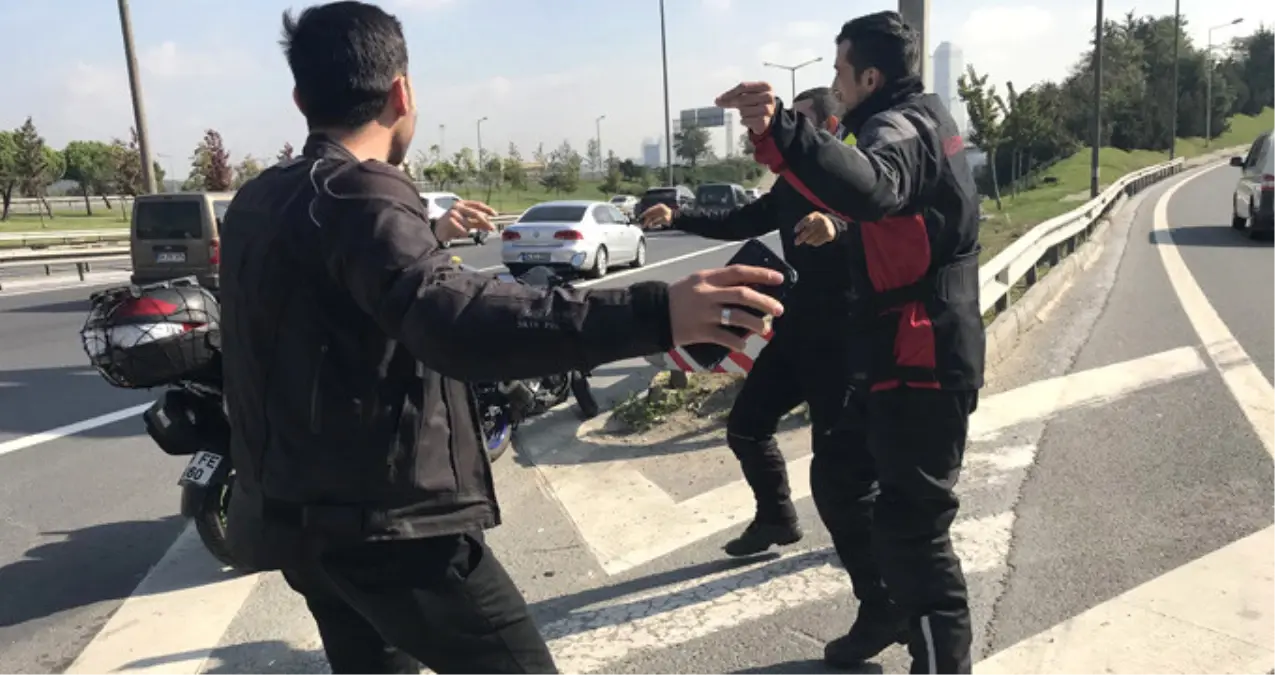 TEM Otoyolundaki 4 Motosikletli, Trafiği Tehlikeye Sokup Göbek Attı