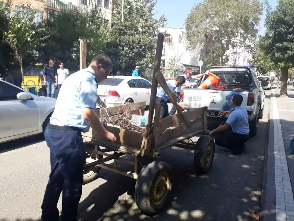 Trafiği Tehlikeye Sokan At Arabaları Toplanıyor