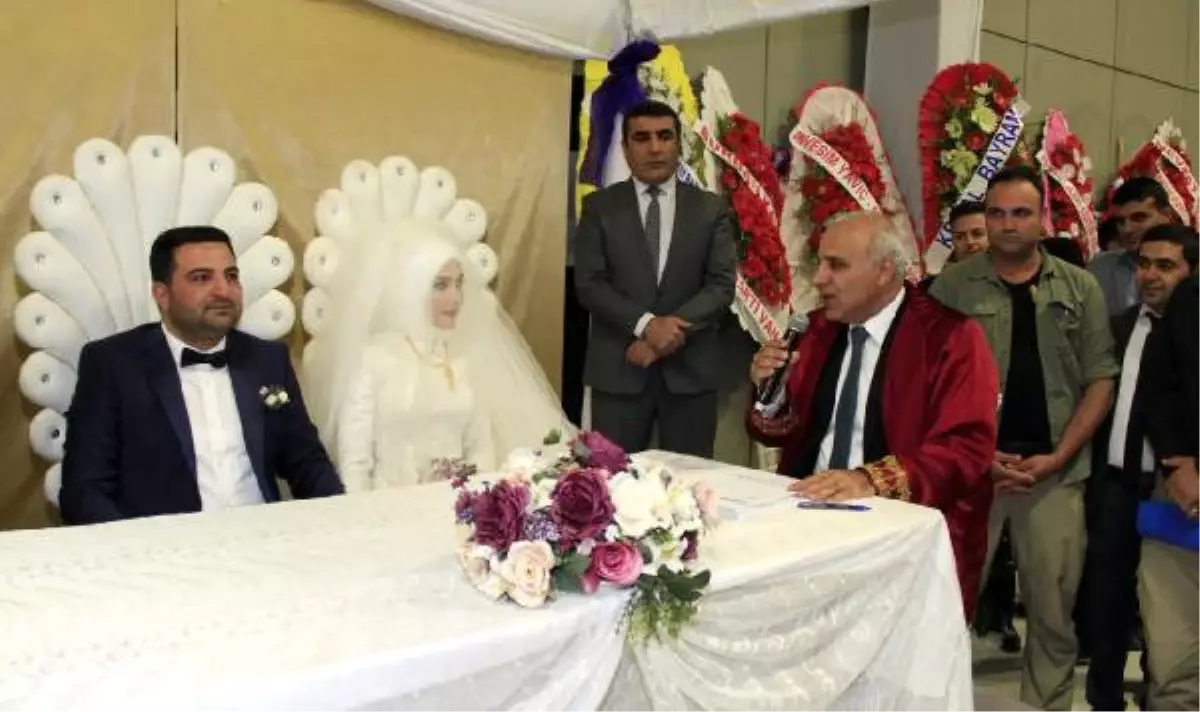 Van Valisi Zorluoğlu, İlk Defa Nikah Kıydı