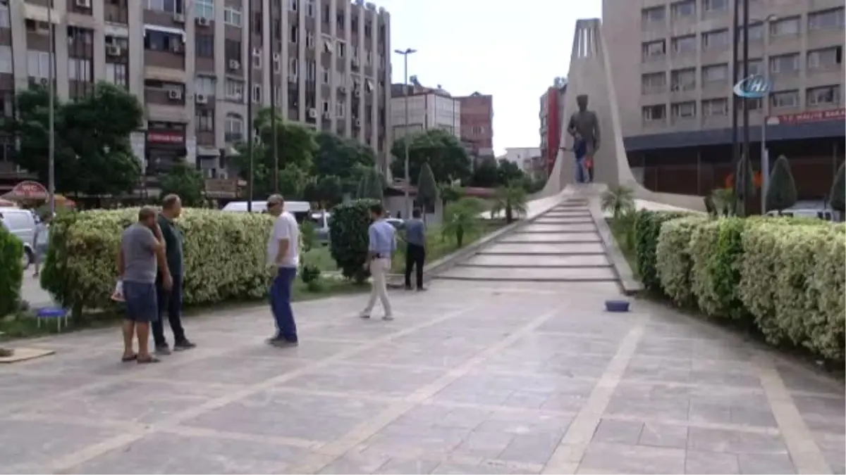 Vatandaş Görüntülemek İçin Yarışa Girdi; O Üzerine Benzin Döküp, Silahı Ağzına Dayadı...