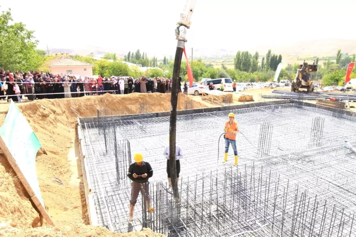 Yazıköy Mahallesine Yapılacak Caminin Temeli Atıldı