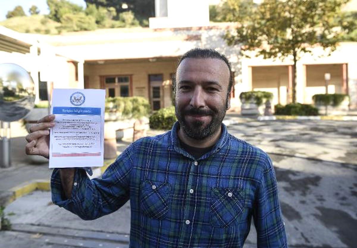 ABD Başkonsolosluğu\'na Vize İçin Gelenler Kapıda Kaldı;gelenlere Bilgilendirme Kağıtları Verildi