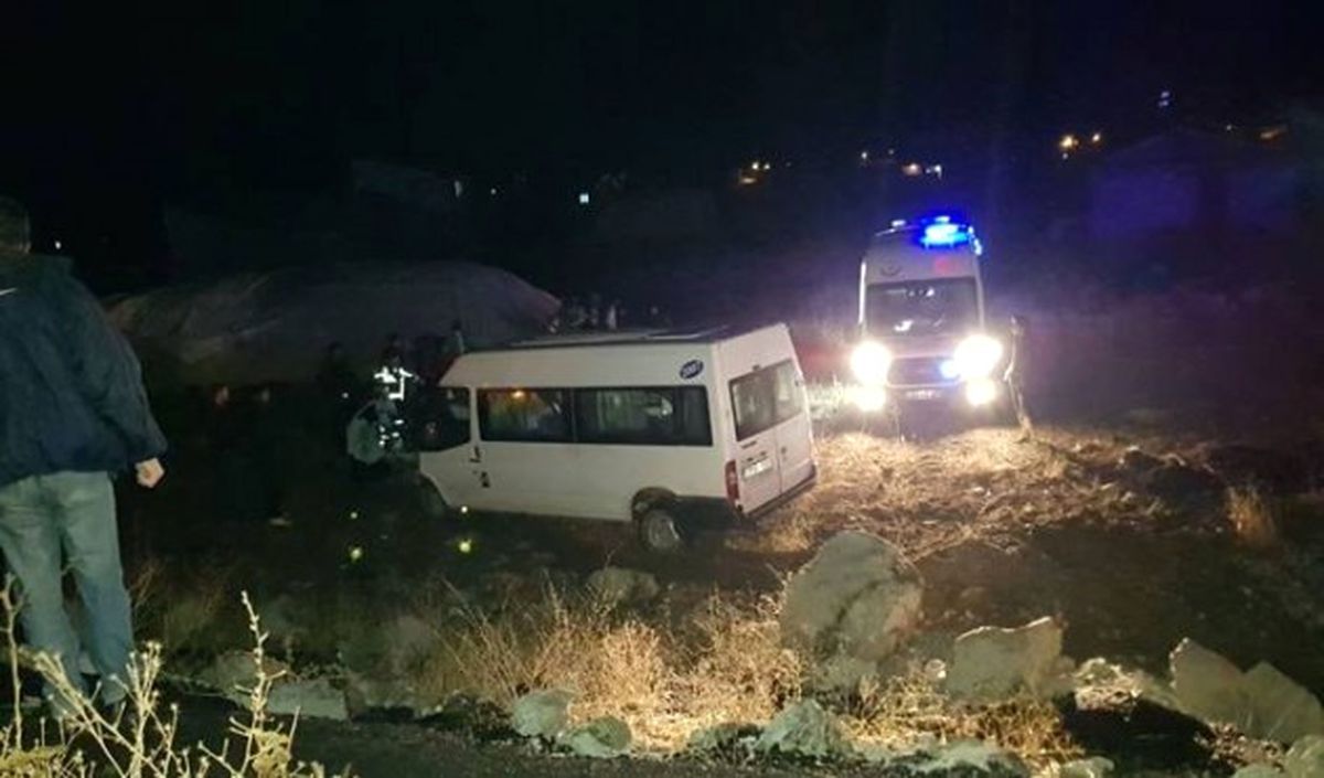 Ağrı\'da Düğün Dönüşü Kaza: 21 Yaralı