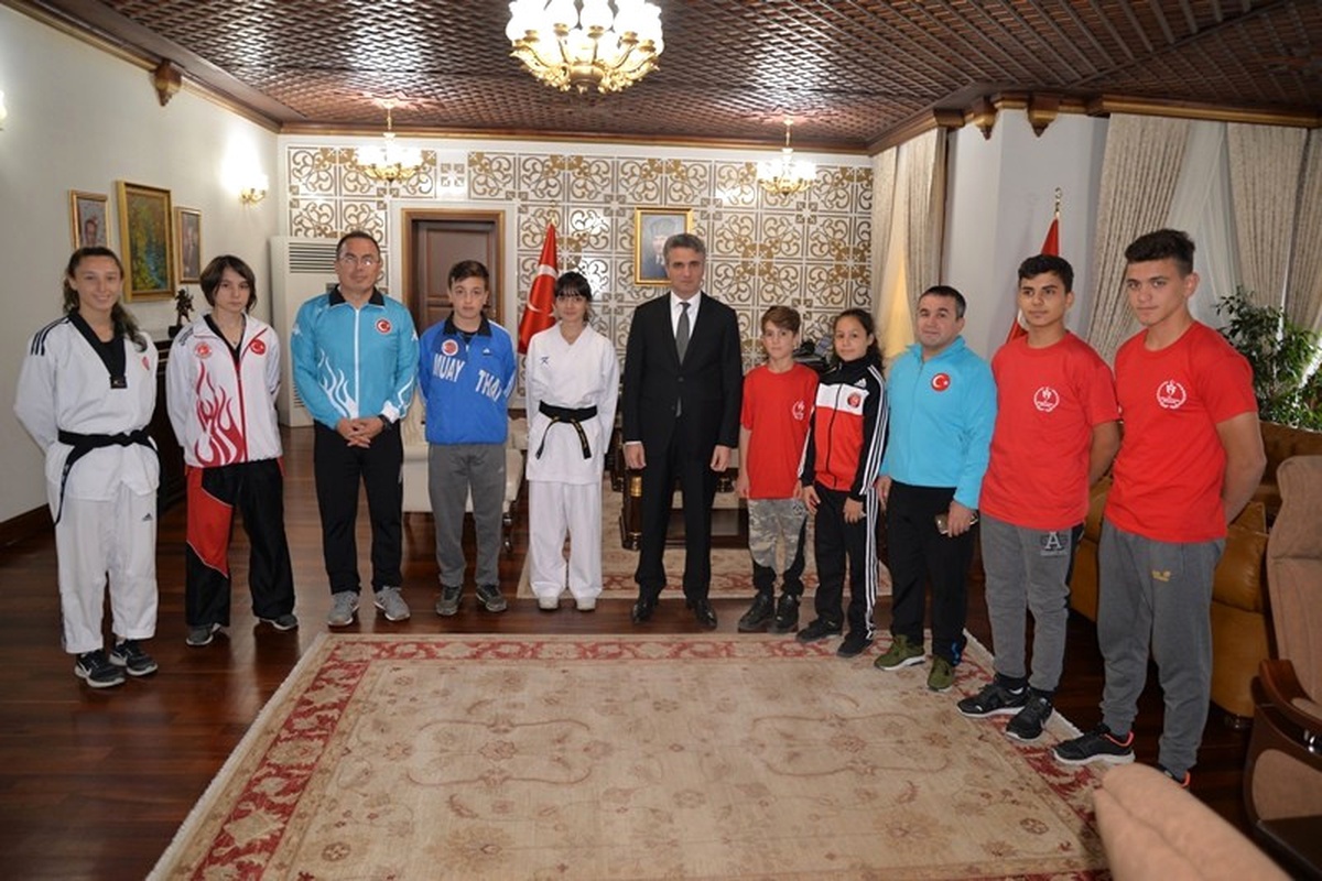 Amatör Sporculardan Vali Baruş\'a Ziyaret