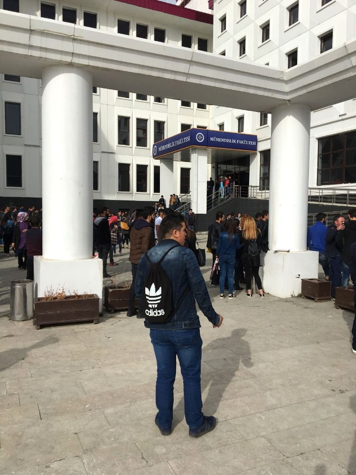 Arü\'de Karşıt Öğrenciler Arasında Kavga