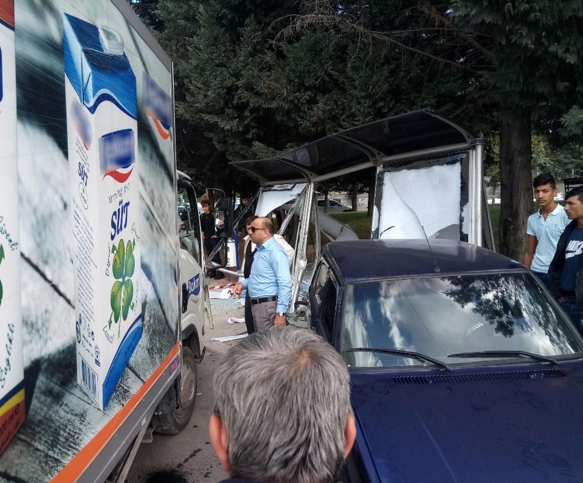 Ataşehir\'de Kamyonet Otobüs Durağına Daldı: 1 Öğrenci Yaralandı