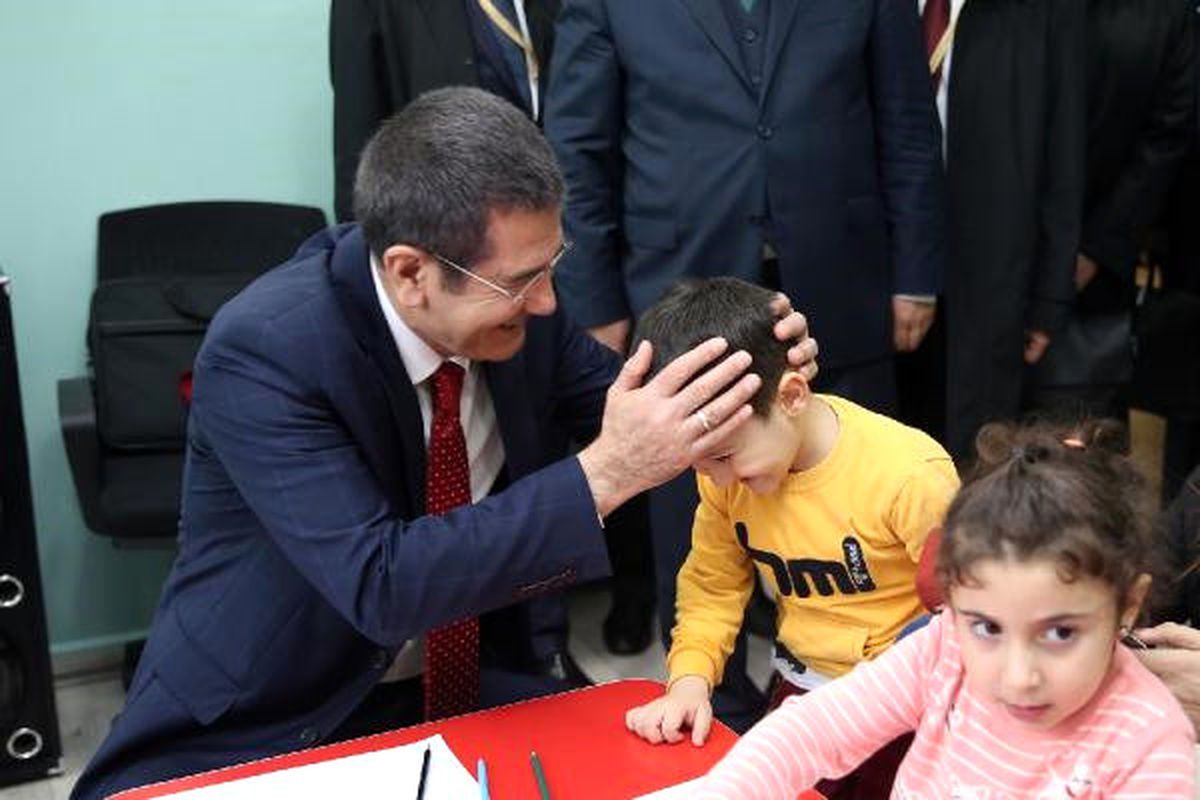 Bakan Canikli, Batum\'daki Türk Okulunda Öğrencilerle Sohbet Etti