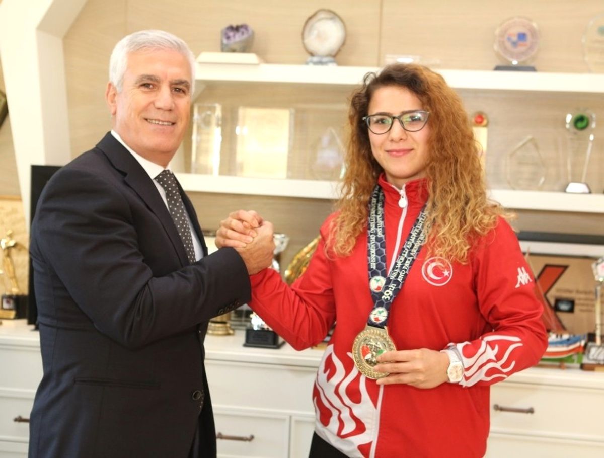 Başkan Bozbey Şampiyonla Bilek Güreşi Yaptı