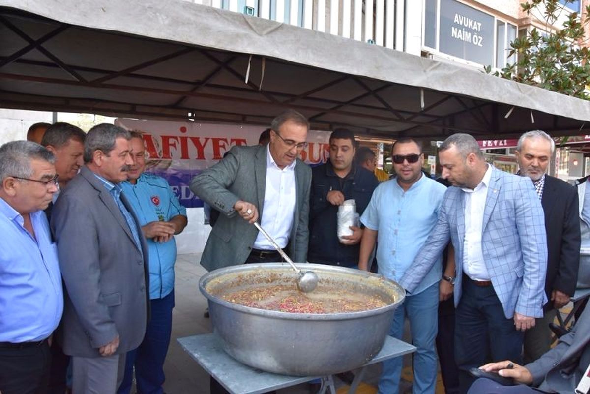 Başkan Karaçoban Kendi Elleriyle Aşure İkram Etti