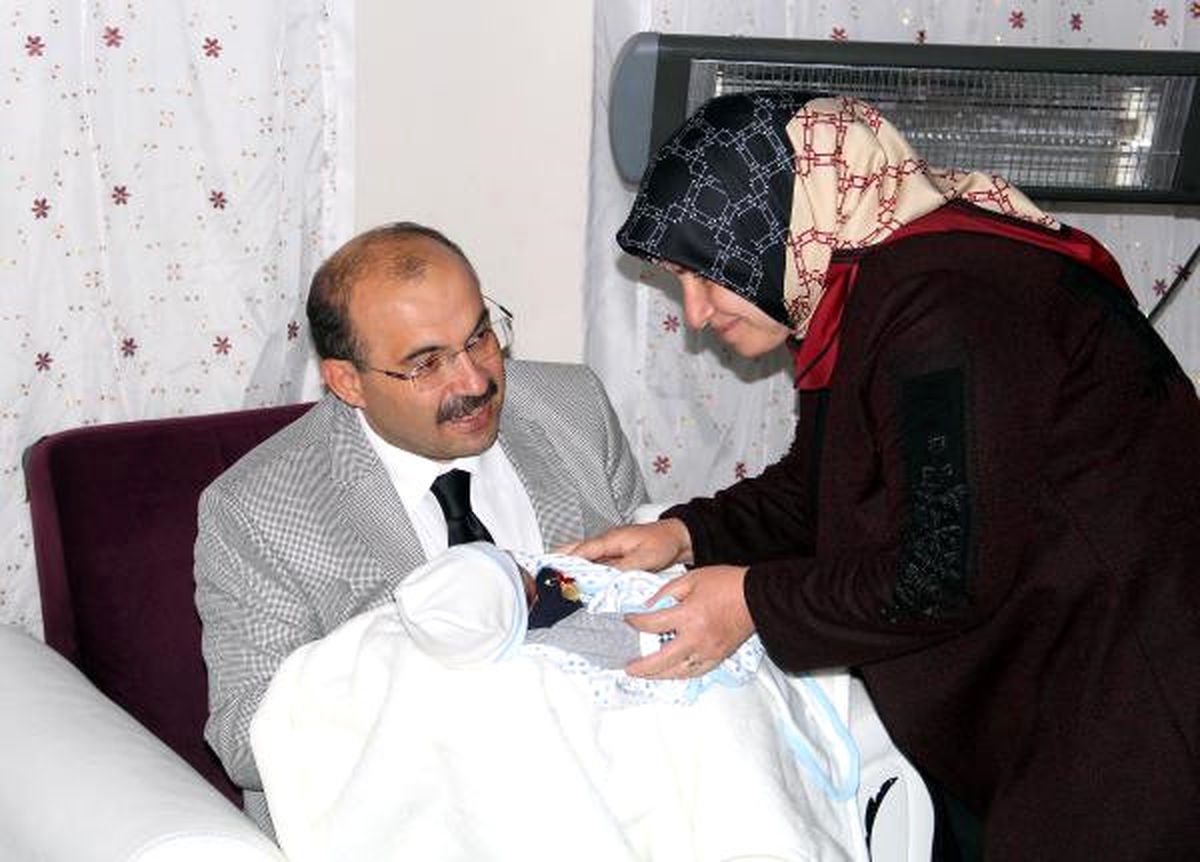 Bitlis Valisi, Yeni Doğum Yapan Şehit Eşini Ziyaret Etti