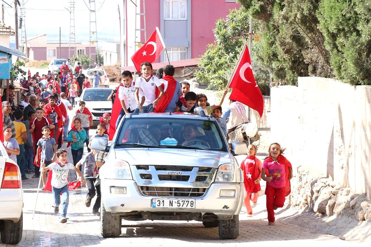 Çocuklardan Askere Sevgi Gösterisi