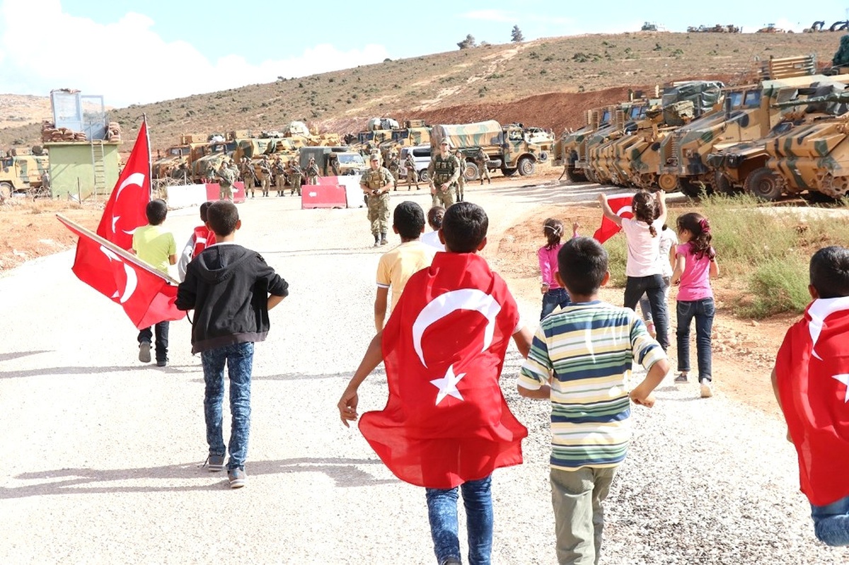 Çocuklardan Sınırdaki Mehmetçiğe Türk Bayrağı