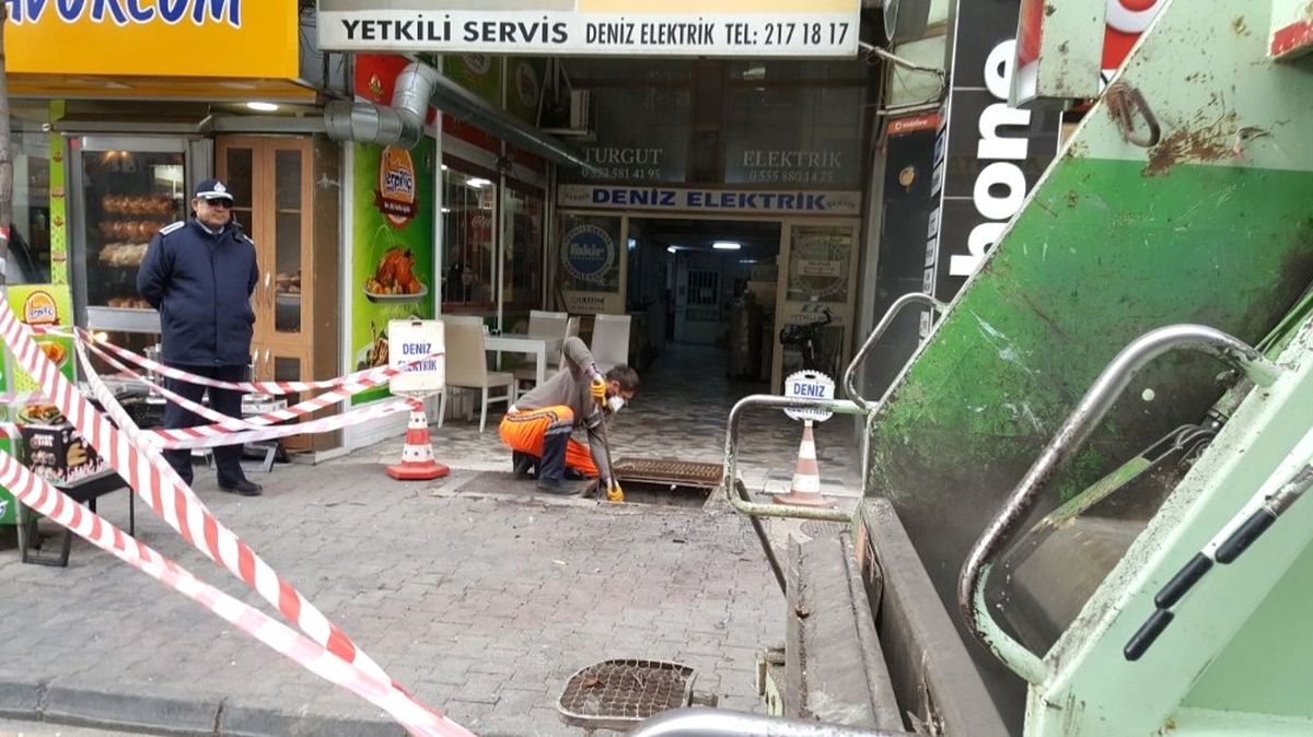 Çöplük Haline Gelen Bodrumdan Hayvan Kafatası Çıktı