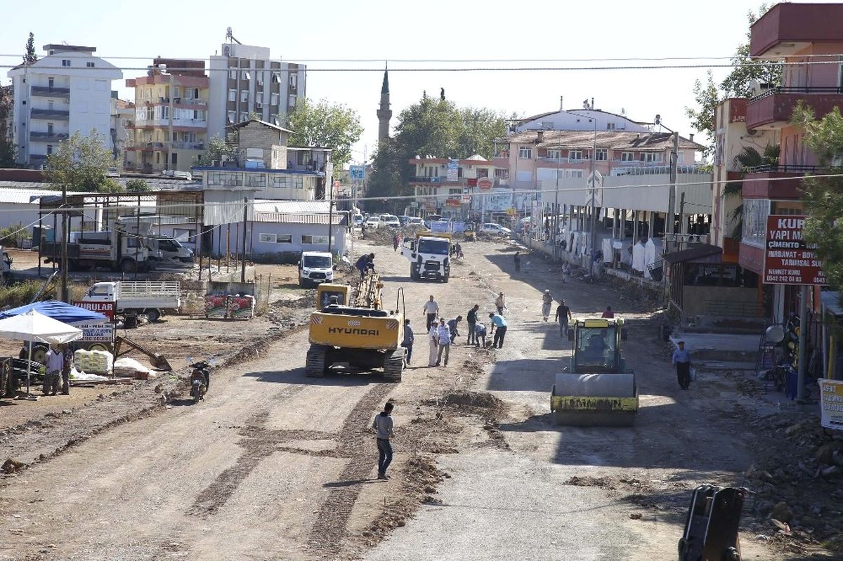 Döşemealtı\'nda Yol Genişletme Çalışmaları