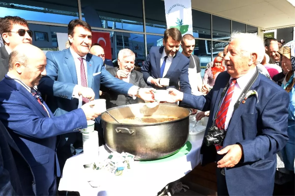 Dündar Aşure Dağıttı