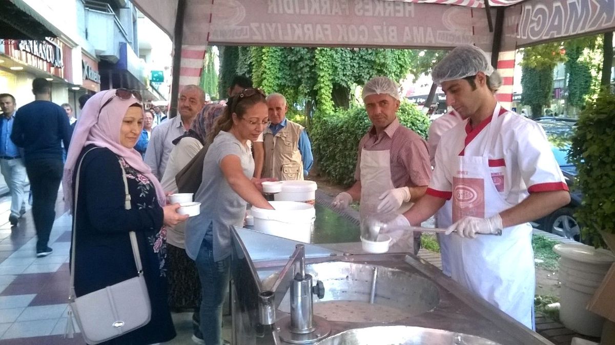 Efeler Esnafı Menderes Bulvarında Aşure Dağıttı