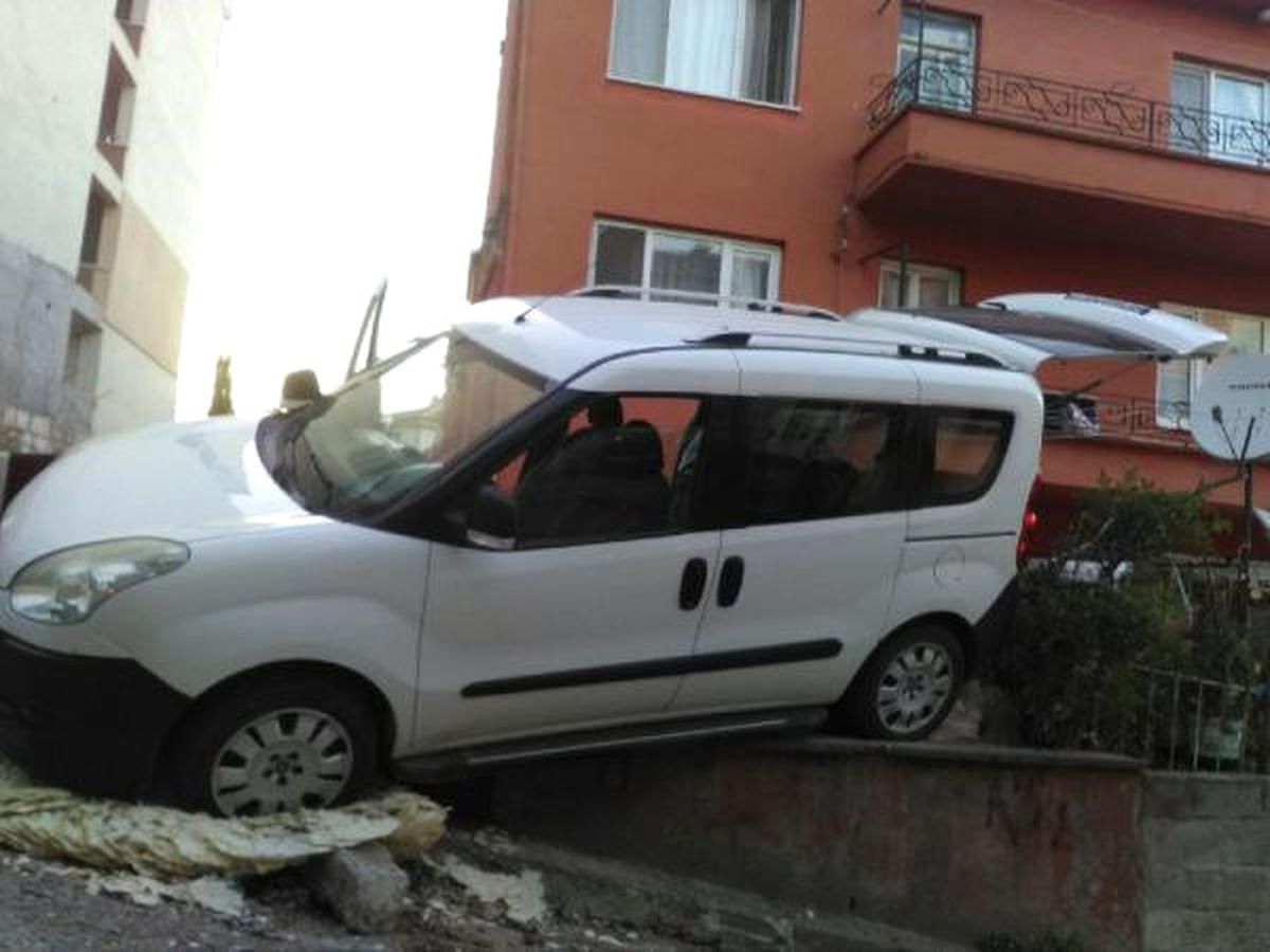 Freni Boşalan Araç, Evin Bahçesine Girdi