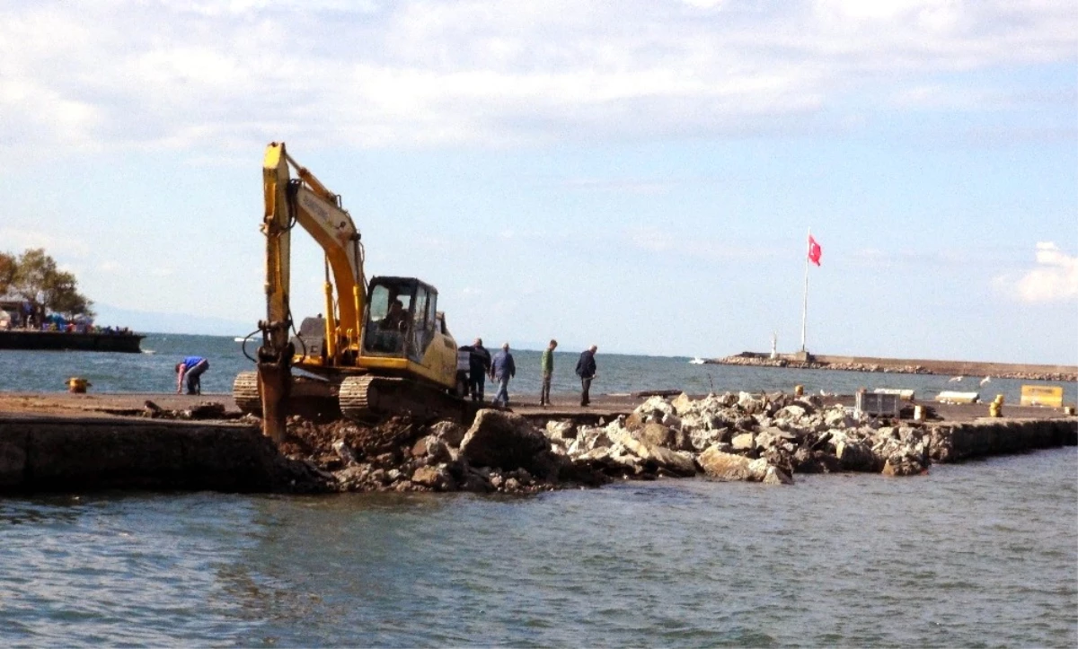 Hasarlı Olan Bozhane Limanı Onarılıyor