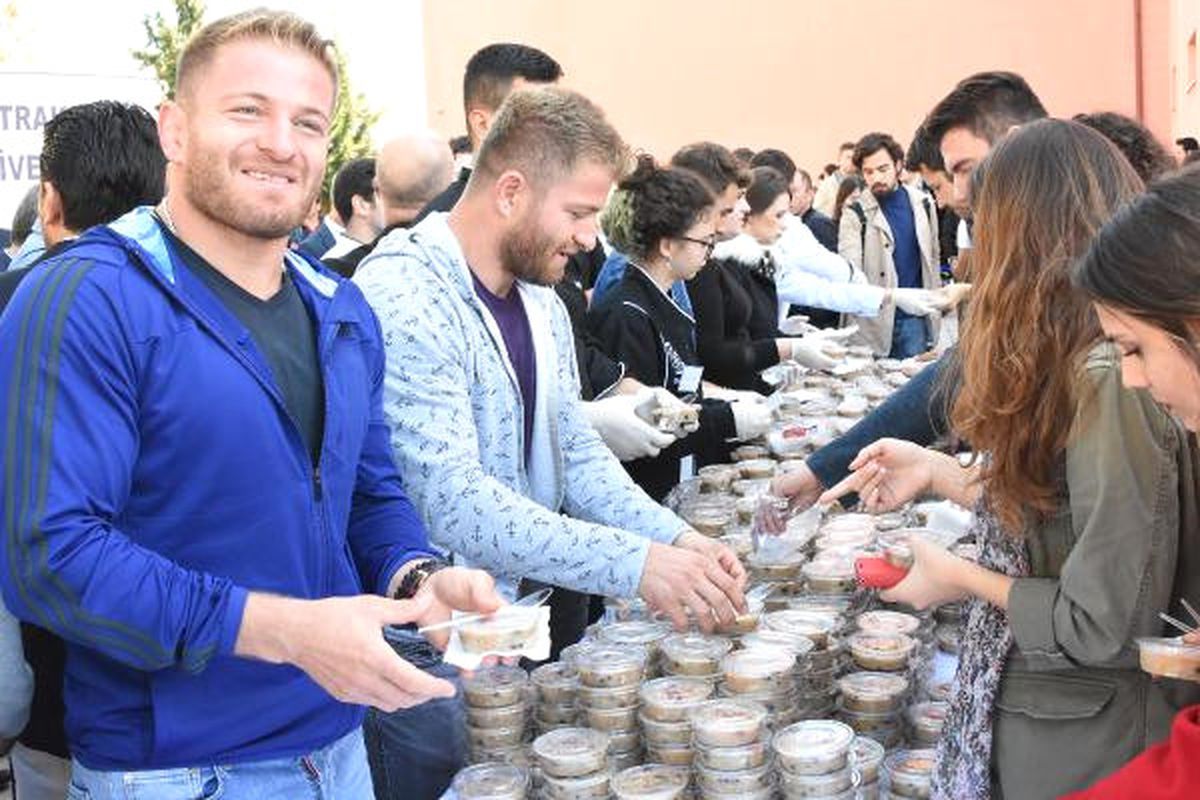 İkiz Başpehlivanlar Aşure Dağıttı