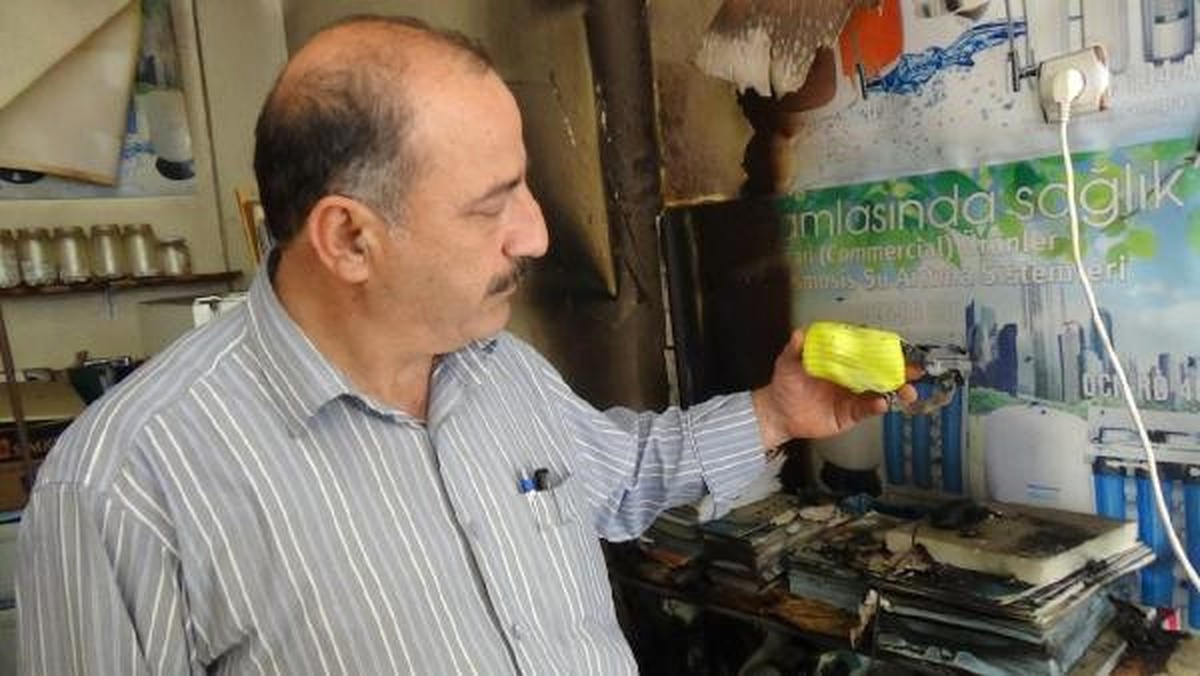 İşyerinde Fişe Takılı Unutulan Şarj Aleti Patlayınca Yangın Çıktı