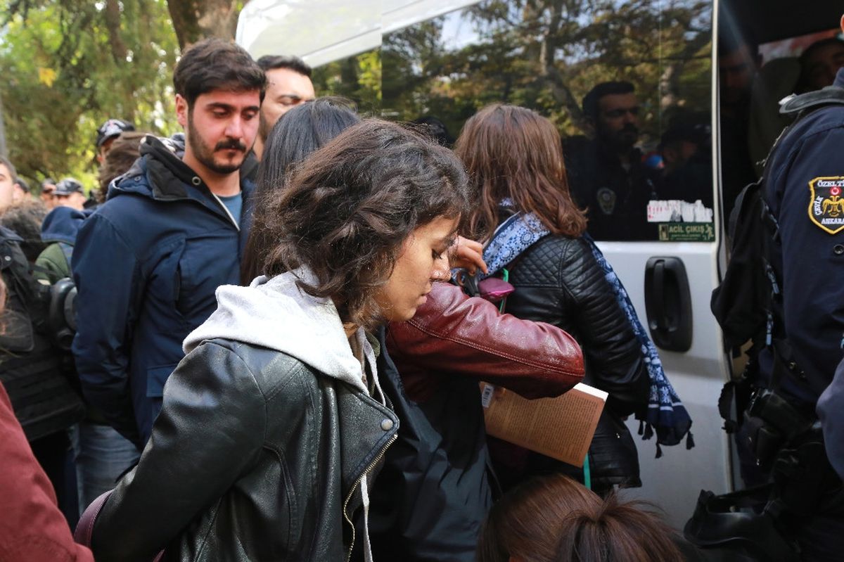 İzinsiz Eyleme Polis Müdahalesi: 15 Gözaltı