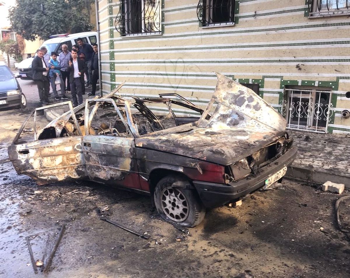 Kağıthane\'de Araç Bomba Gibi Patladı