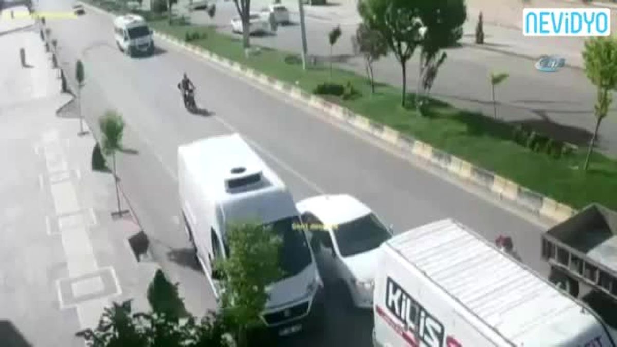 Kamyonun Altında Kalmaktan Saniyelerle Kurtuldu