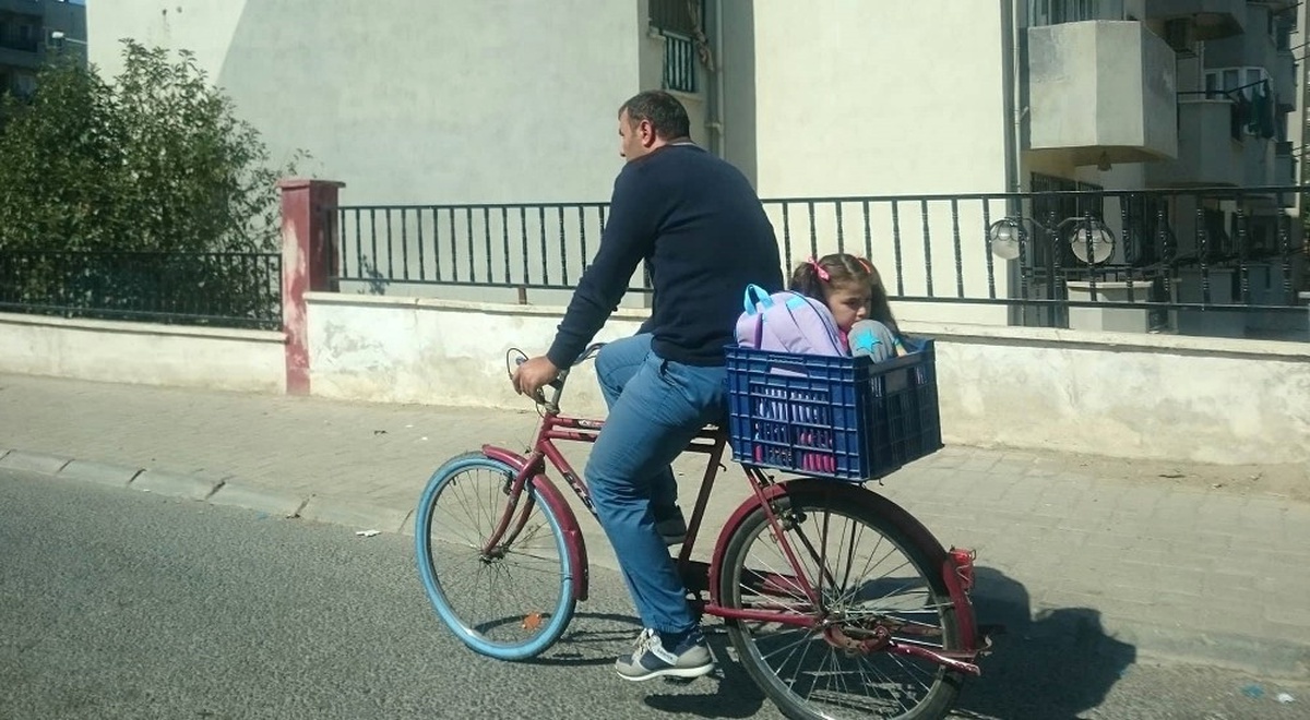 Meyve Kasasında Tehlikeli Okul Yolculuğu