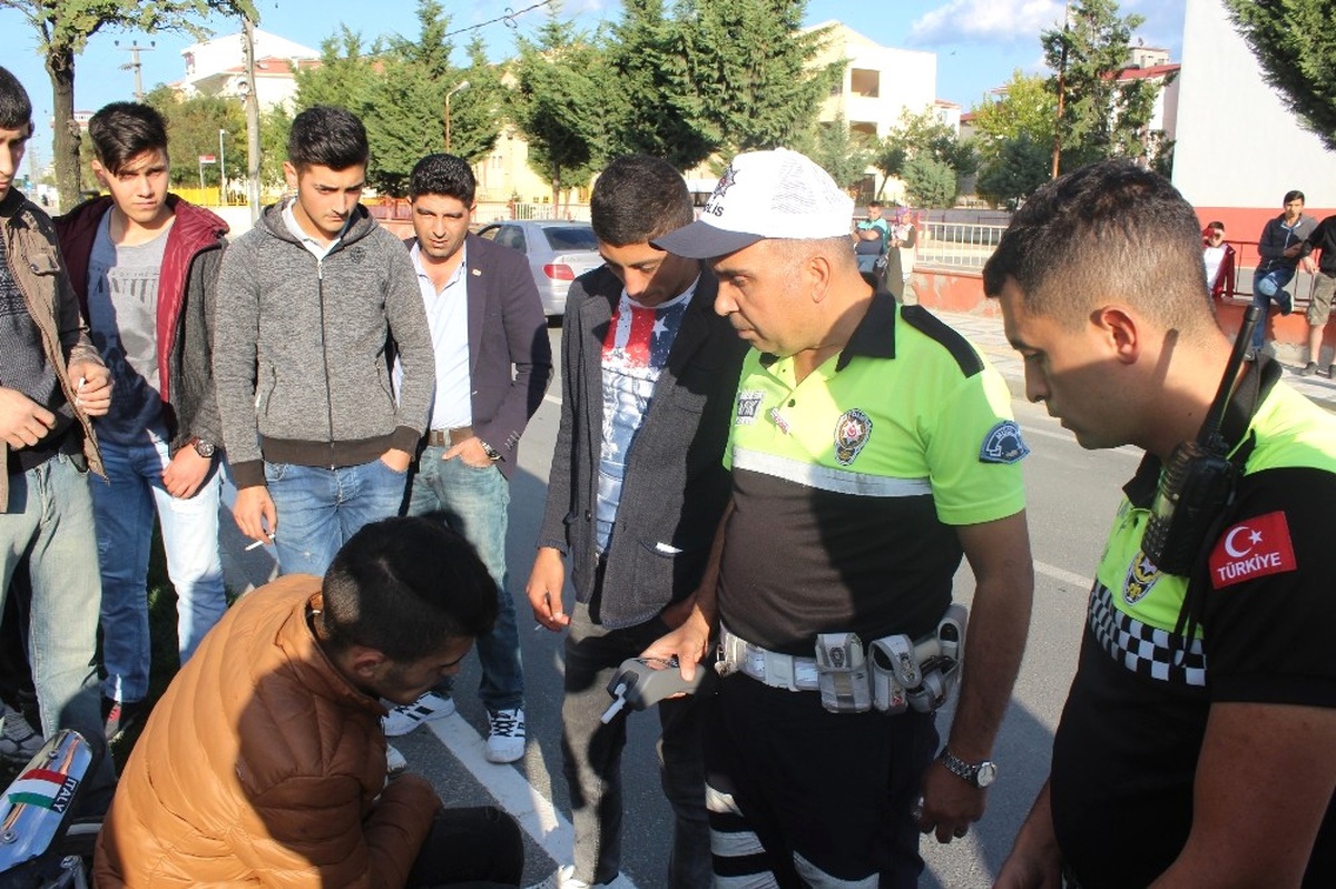 Motosiklet Otomobile Çarptı: 1 Yaralı