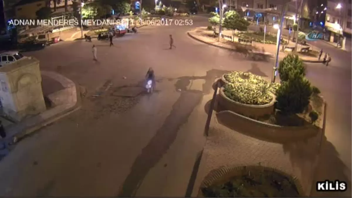 O Anlar Kamerada... Elindeki Yükle Yolun Karşısına Geçmek İsterken At Arabasının Altında Kaldı