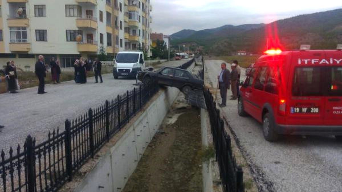 Otomobil Kanala Uçtu