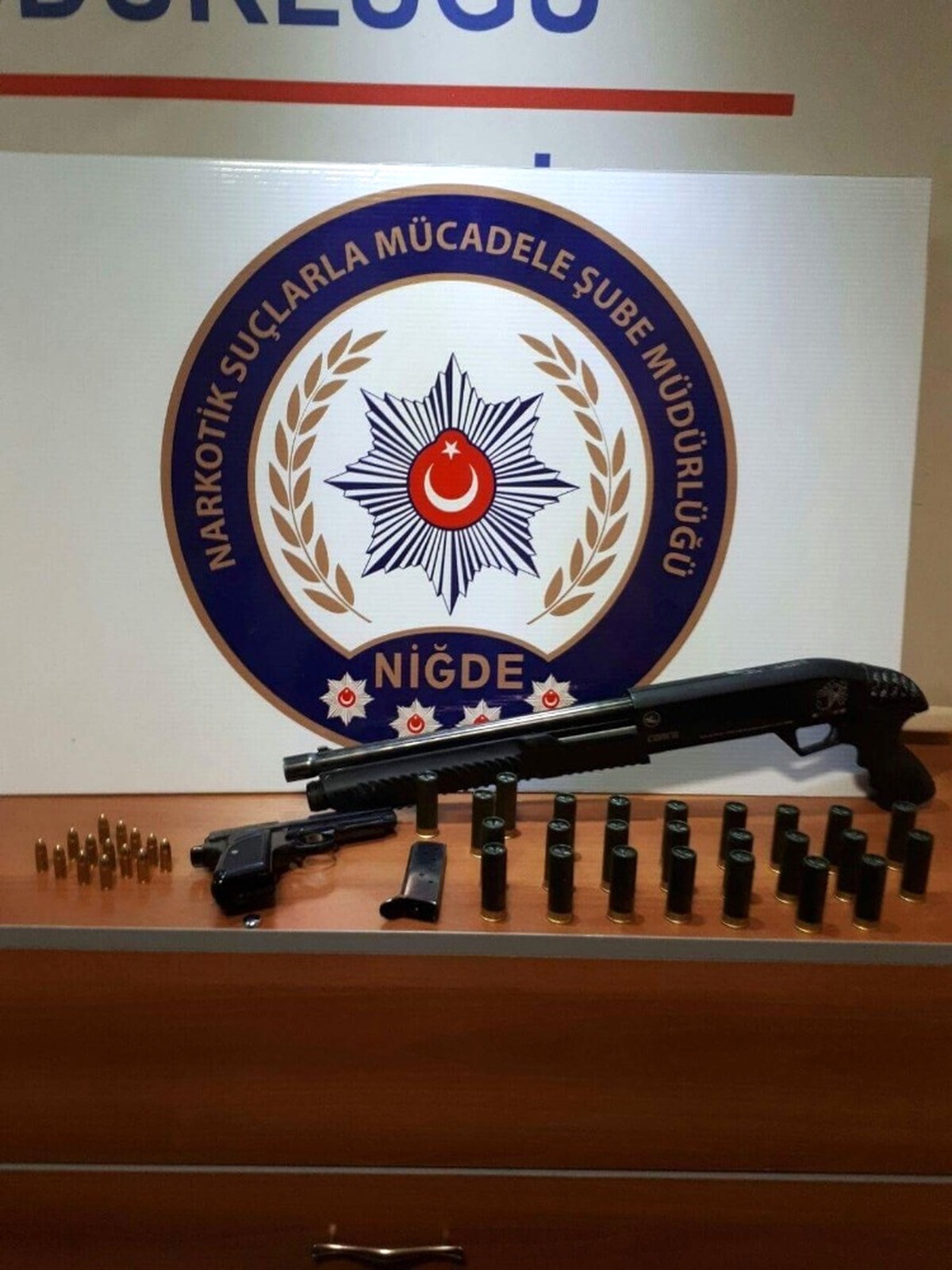 Polis Araması Bulunan Kişileri Yakaladı