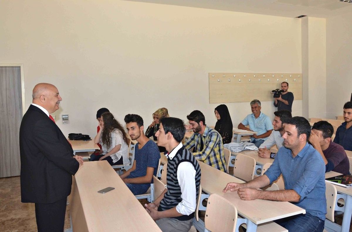 Rektör Gönüllü Tarım Bilimleri ve Teknolojileri Öğrencilerine Ders Verdi