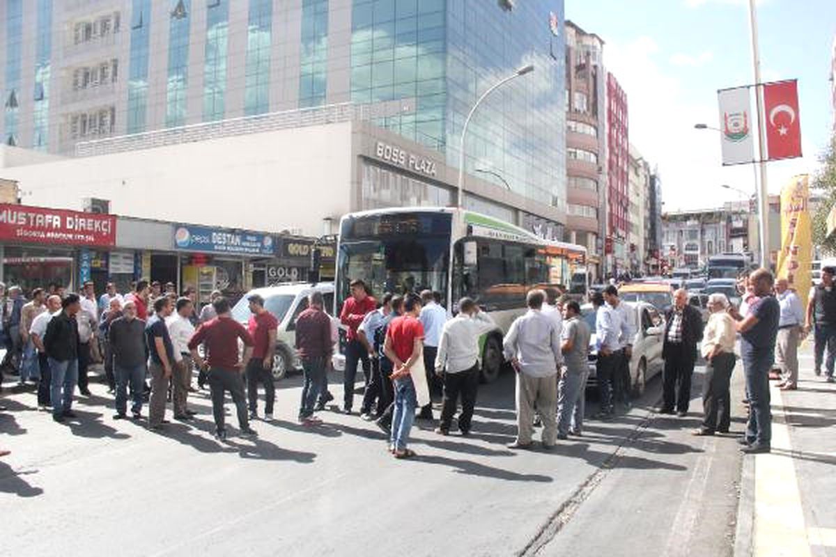 Şanlıurfa\'da Trafik Cezalarına Tepki Gösteren Esnaf Yol Kapattı