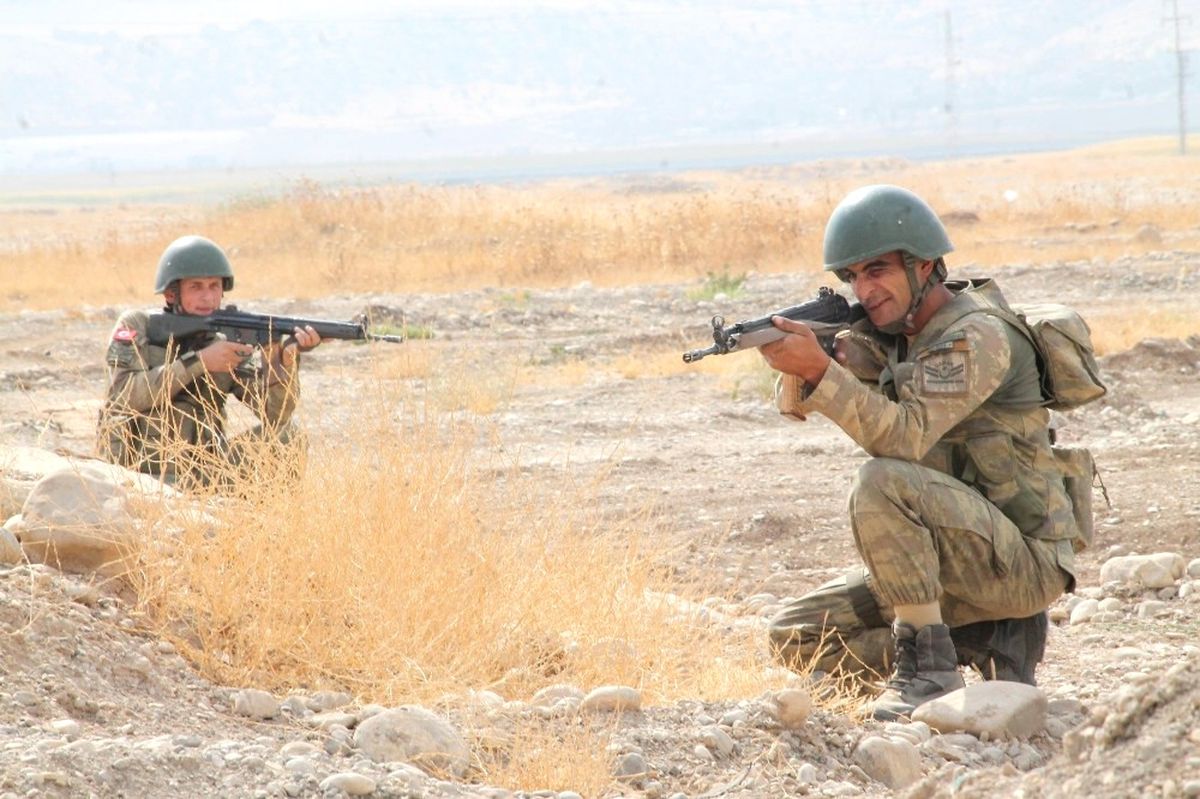 Sınırda Devam Eden Tatbikatta Askerlere Sızma ve Düşman Ateşine Karşı Eğitimler Verildi
