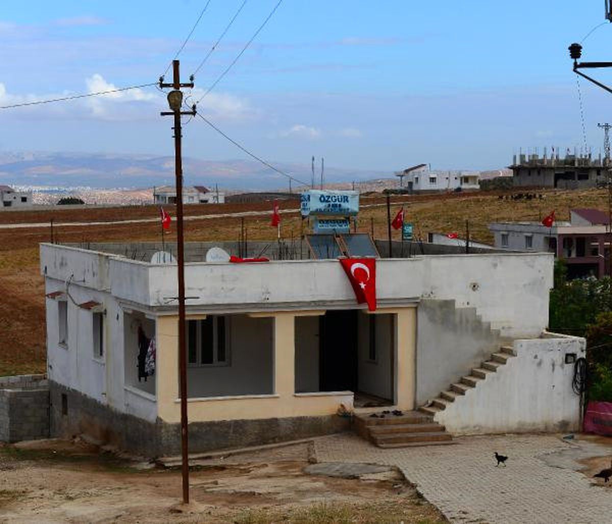 Sınırdaki Evlere Türk Bayrağı