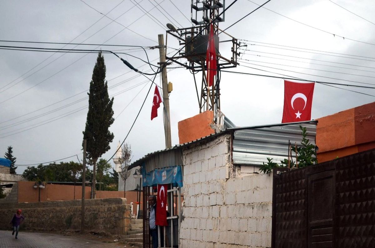 Suriye Sınırındaki Evlere Türk Bayrağı Asıldı