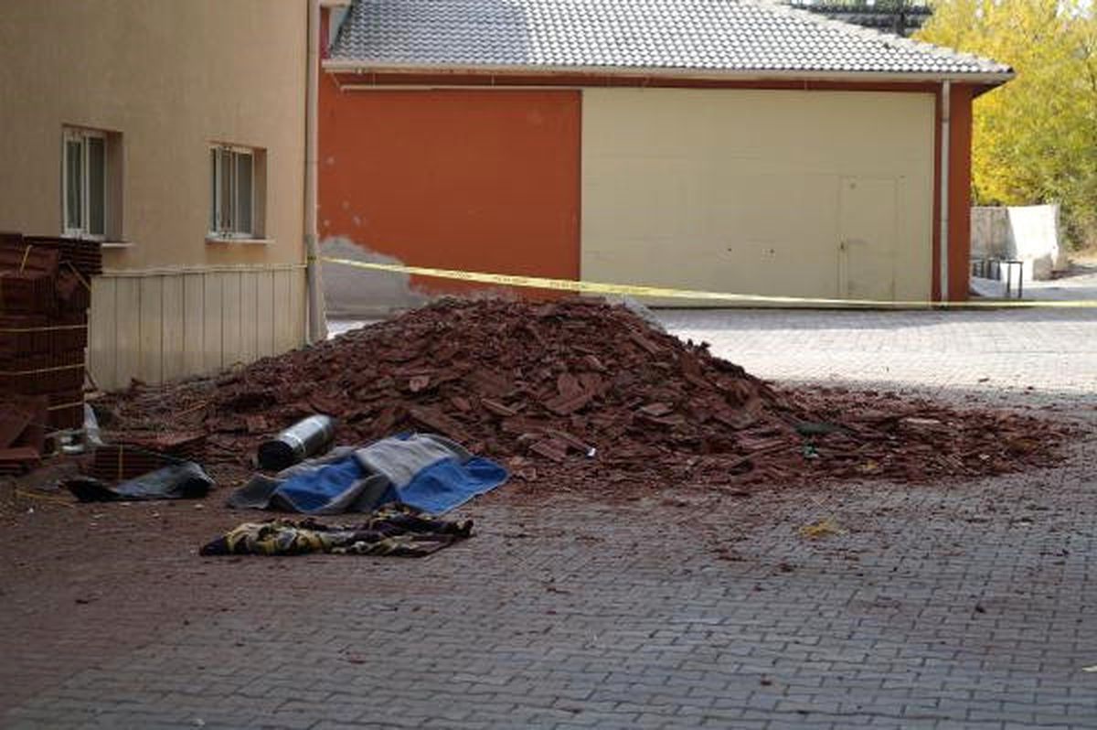 Üzerine Çatı Yatılım Malzemesi Düşen İşçi Öldü