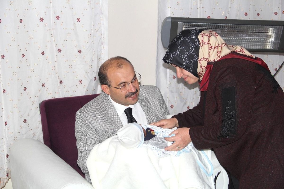 Vali Ustaoğlu\'ndan Şehit Ailesine Ziyaret