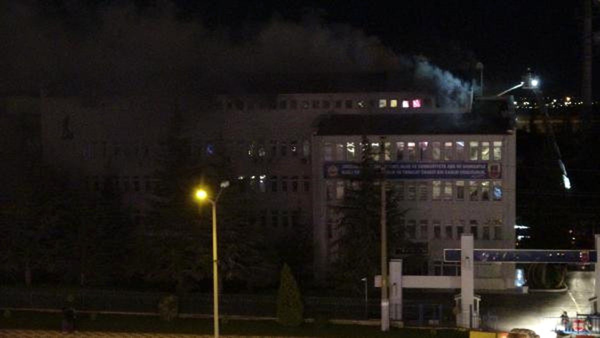 Afyonkarahisar İl Jandarma Komutanlığı\'nın Çatı Katında Yangın Çıktı