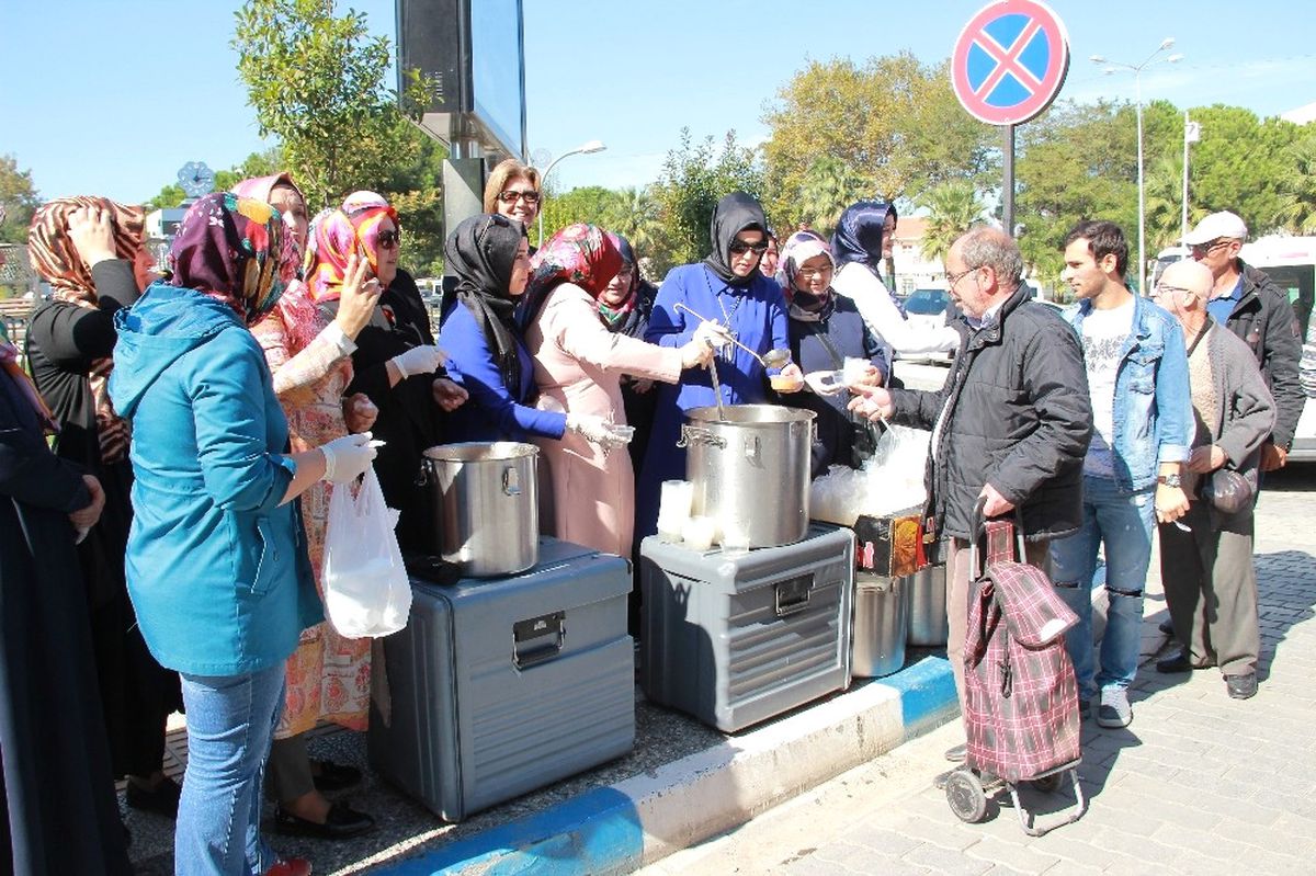 AK Parti Biga İlçe Teşkilatı Aşure Dağıttı