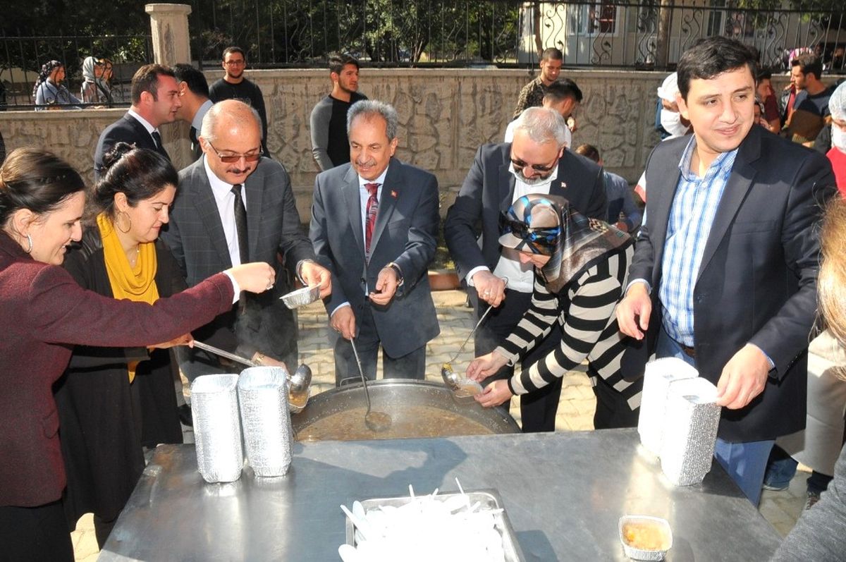 Akşehir Belediyesi\'nden Üniversite Öğrencilerine Aşure İkramı