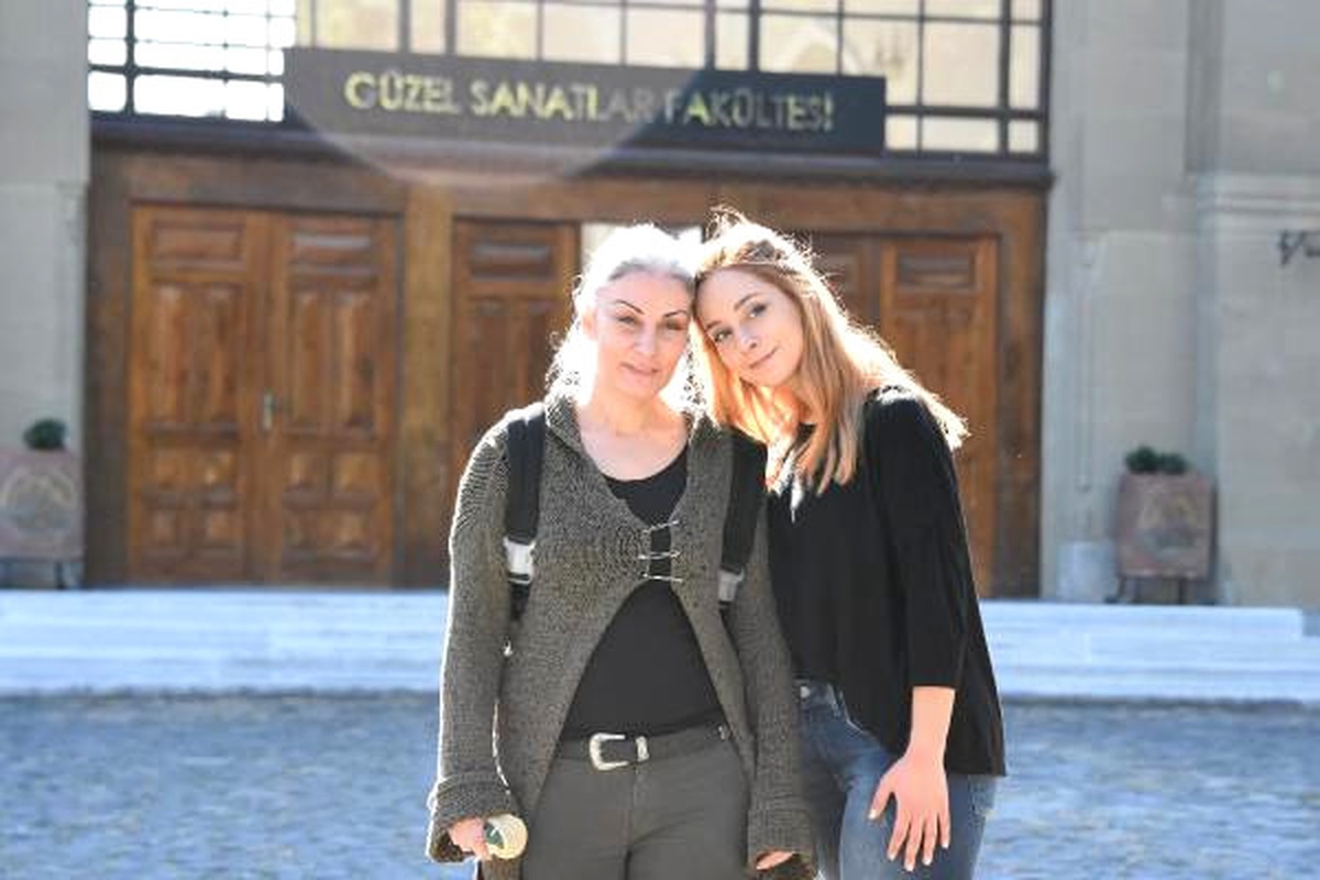 Anne-kız Üniversitede Aynı Bölümün Öğrencisi Oldu